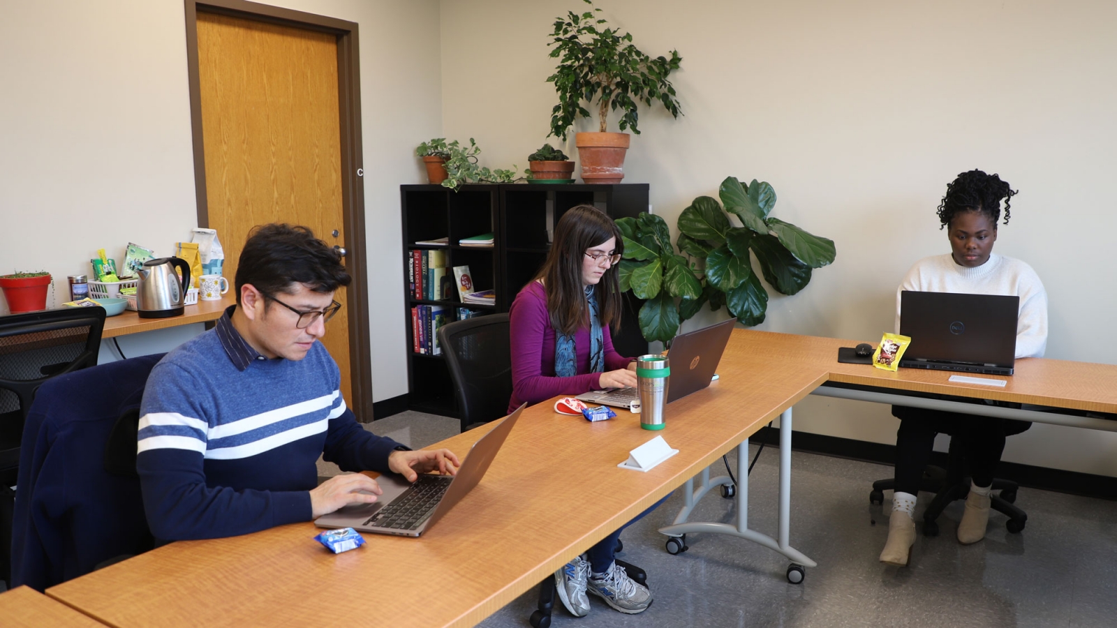 Students working in the Science Communication Hub.