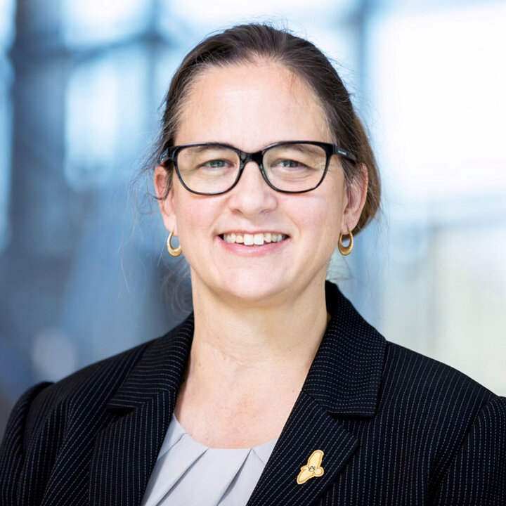 Melinda Camus Headshot.